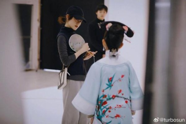 广源优配 孙俪晒照为小花妹妹庆生 全家温馨同框