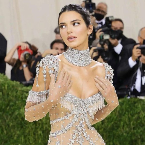 爱配配资 布克被拍到与美艳女郎夜晚出街 约会对象身份揭晓