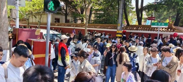 天宇优配 青岛市市南区江苏路街道携手共建单位共绘景区文明风景线