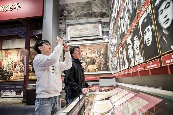 忠程配资 “中国青年永远的楷模”什么模样