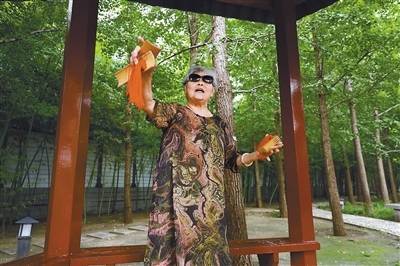 丰泰优配 耄耋老人竹板响 老城故事京味儿浓